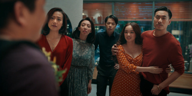 Review 'Tiệc trăng máu': Cuộc sống rối ren, đầy bí mật tội lỗi qua lăng kính của những người hiện đại Ảnh 14