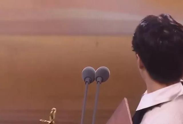 Thái độ của Vương Nhất Bác khi nhận giải thưởng Kim Ưng gây tranh cãi Ảnh 13