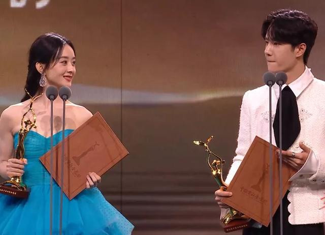 Thái độ của Vương Nhất Bác khi nhận giải thưởng Kim Ưng gây tranh cãi Ảnh 3