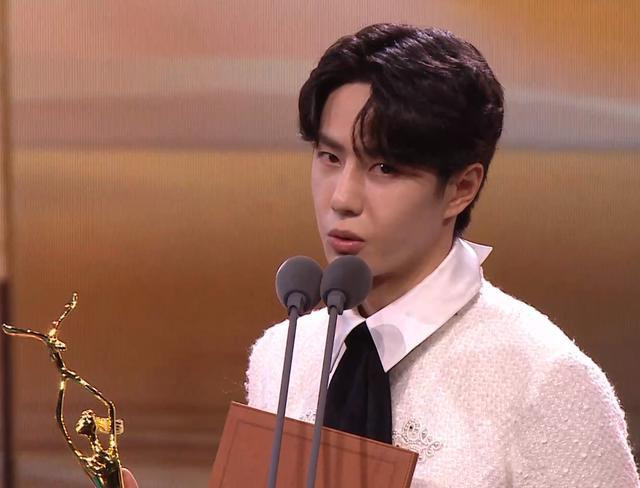 Thái độ của Vương Nhất Bác khi nhận giải thưởng Kim Ưng gây tranh cãi Ảnh 4