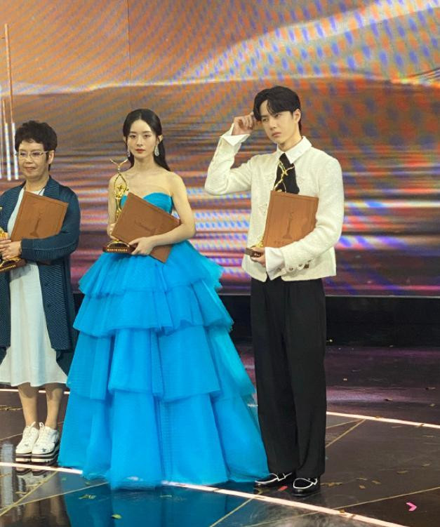 Thái độ của Vương Nhất Bác khi nhận giải thưởng Kim Ưng gây tranh cãi Ảnh 21