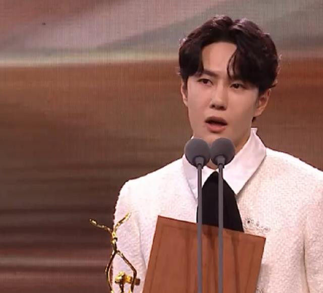 Thái độ của Vương Nhất Bác khi nhận giải thưởng Kim Ưng gây tranh cãi Ảnh 11