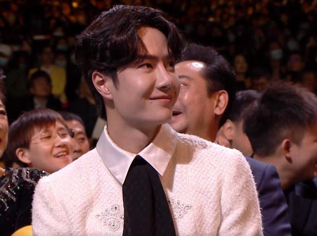 Thái độ của Vương Nhất Bác khi nhận giải thưởng Kim Ưng gây tranh cãi Ảnh 16