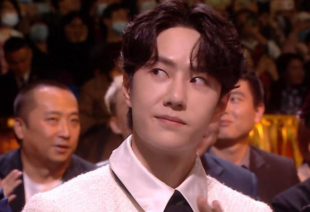 Thái độ của Vương Nhất Bác khi nhận giải thưởng Kim Ưng gây tranh cãi Ảnh 6