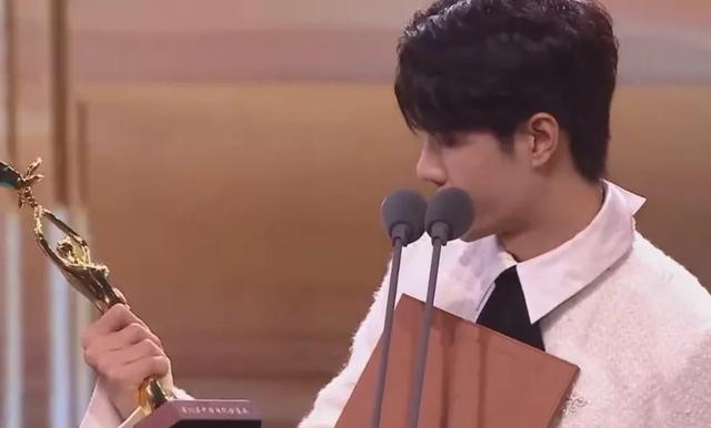 Thái độ của Vương Nhất Bác khi nhận giải thưởng Kim Ưng gây tranh cãi Ảnh 12