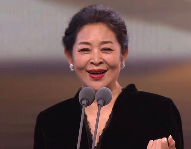 Thái độ của Vương Nhất Bác khi nhận giải thưởng Kim Ưng gây tranh cãi Ảnh 19