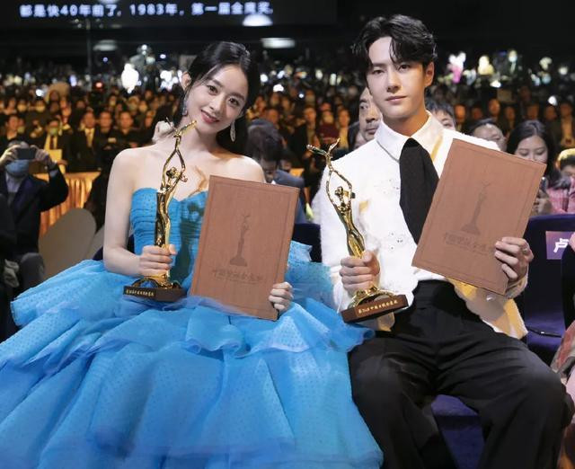 Thái độ của Vương Nhất Bác khi nhận giải thưởng Kim Ưng gây tranh cãi Ảnh 22