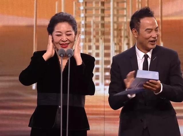 Thái độ của Vương Nhất Bác khi nhận giải thưởng Kim Ưng gây tranh cãi Ảnh 18