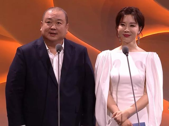 Thái độ của Vương Nhất Bác khi nhận giải thưởng Kim Ưng gây tranh cãi Ảnh 15
