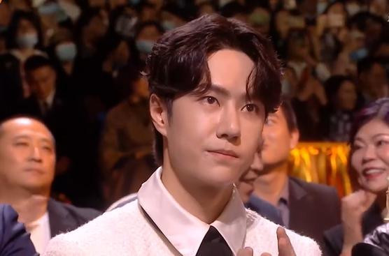 Thái độ của Vương Nhất Bác khi nhận giải thưởng Kim Ưng gây tranh cãi Ảnh 9