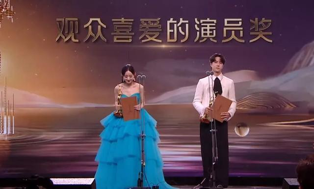 Thái độ của Vương Nhất Bác khi nhận giải thưởng Kim Ưng gây tranh cãi Ảnh 8