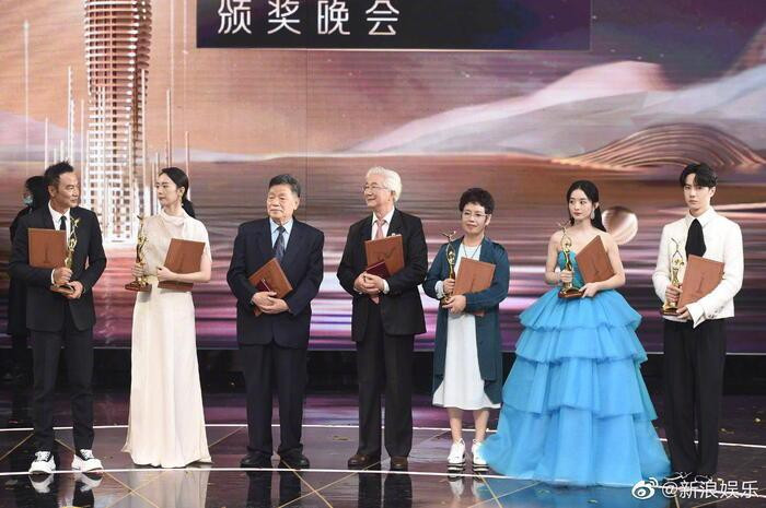 Triệu Lệ Dĩnh có ý tốt giới thiệu Vương Nhất Bác với bậc tiền bối nhưng lại bị dân mạng công kích Ảnh 6