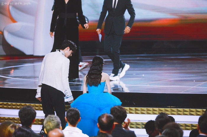 Triệu Lệ Dĩnh có ý tốt giới thiệu Vương Nhất Bác với bậc tiền bối nhưng lại bị dân mạng công kích Ảnh 14