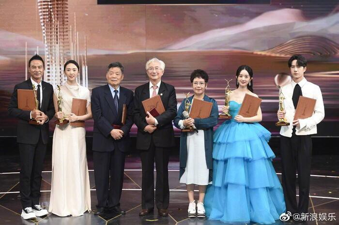 Triệu Lệ Dĩnh có ý tốt giới thiệu Vương Nhất Bác với bậc tiền bối nhưng lại bị dân mạng công kích Ảnh 7