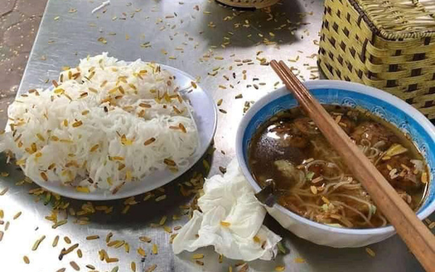 Tiết kiệm cả tháng mới dám gọi suất bún chả, chưa kịp thưởng thức thì nam sinh đành ngậm ngùi vì gặp...'vùng lá me bay' Ảnh 2