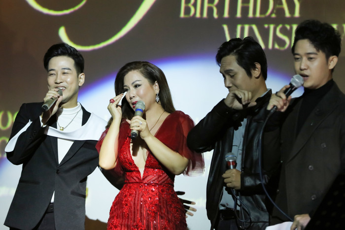 Minh Tuyết khóc nức nở trong minishow: 'Không biết mình còn được hát đến bao giờ' Ảnh 6