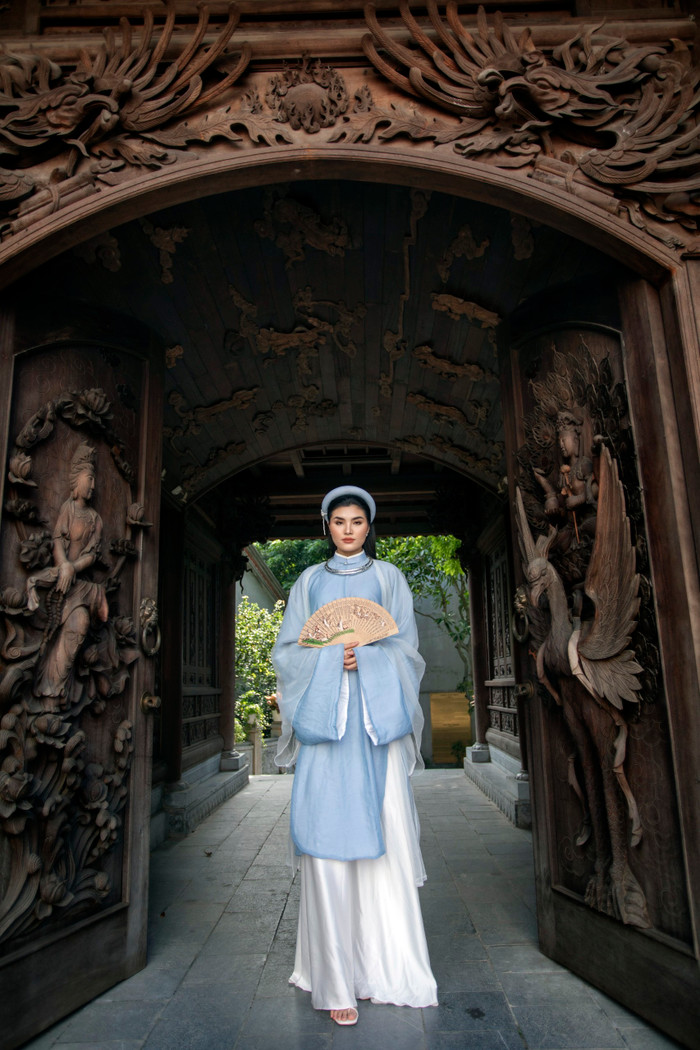 Tuyết Trần - Top 30 siêu mẫu Việt Nam đẹp nên thơ trong tà áo dài cách tân Ảnh 2