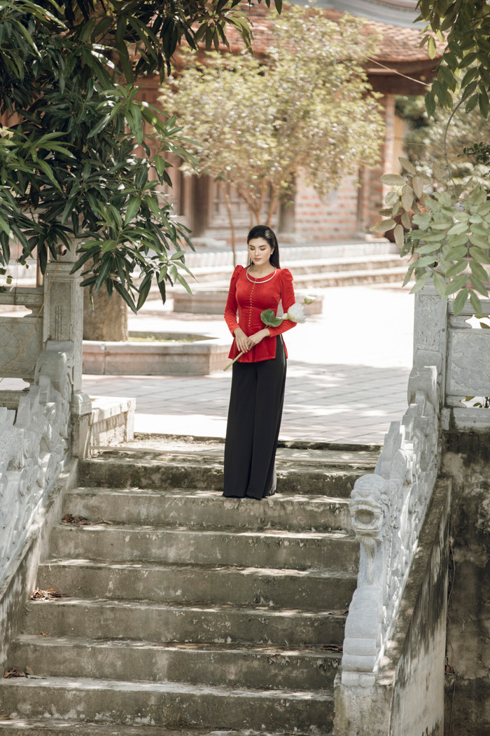 Tuyết Trần - Top 30 siêu mẫu Việt Nam đẹp nên thơ trong tà áo dài cách tân Ảnh 3