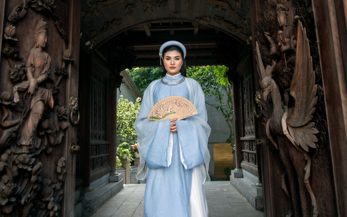 Tuyết Trần - Top 30 siêu mẫu Việt Nam đẹp nên thơ trong tà áo dài cách tân Ảnh 2