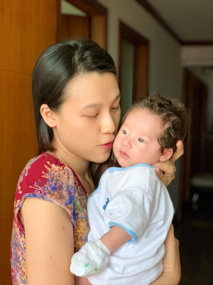 MC Hoàng Oanh khoe ảnh chụp cùng con trai khi cậu bé mới 2 tháng tuổi