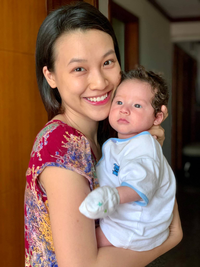 Ánh mắt nhìn xa xăm của bé Max khi chụp hình cùng mẹ khiến Hoàng Oanh không khỏi bật cười. Nữ MC trêu con trai mới 2 tháng tuổi nhưng đã trông 'như ông già'