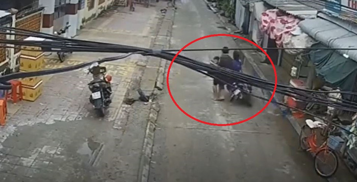 Clip: Màn phản xạ 'xuất thần' của người đàn ông cứu sống cháu bé khỏi vụ va chạm xe máy khiến nhiều người 'thót tim' Ảnh 1