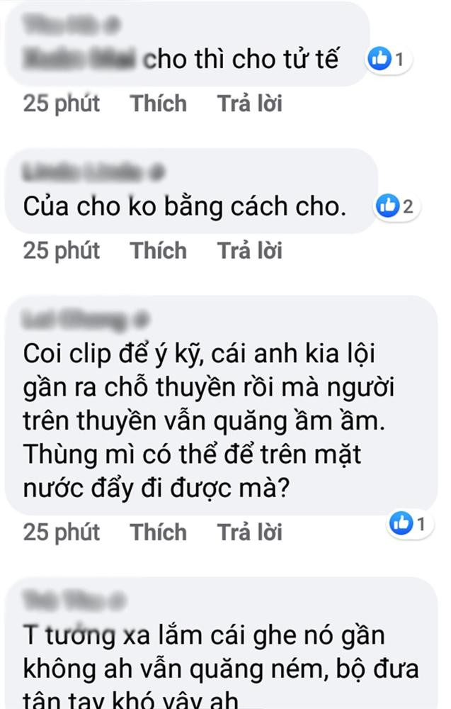 Dân mạng còn 'soi' được có người dân bơi ra đến gần thuyền, các YouTuber vẫn ném vật phẩm chứ không trao tận tay