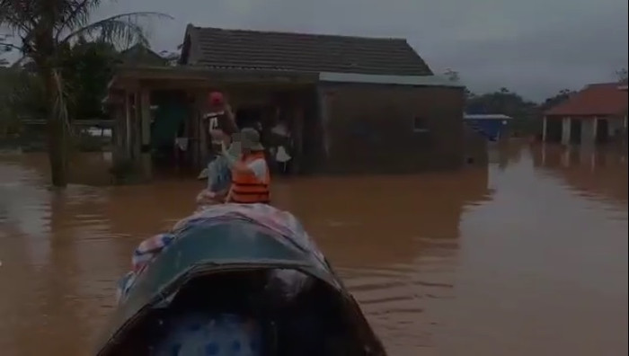 Nhóm YouTuber đi thuyền phát vật phẩm cứu hộ