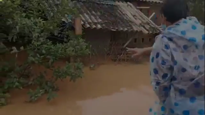 Họ chọn cách ném vật phẩm từ trên thuyền chứ không tiến vào sát nhà để trao tận tay người dân