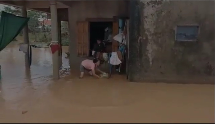 YouTuber đình đám ngồi trên thuyền ném đồ cứu trợ để dân bơi ra lấy, dân mạng bức xúc: 'Của cho không bằng cách cho' Ảnh 4