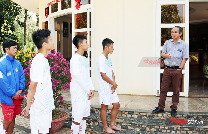 Giá trị lớn nhất với bóng đá Việt Nam là cho ra đời những cầu thủ tài đức vẹn toàn, chứ không phải bỏ tiền mua ngôi sao để vô địch V.League.