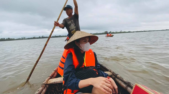 Thuỷ Tiên: Hoa hậu nhân ái hay Tiên giáng trần giữa khó khăn vùng lũ Ảnh 11