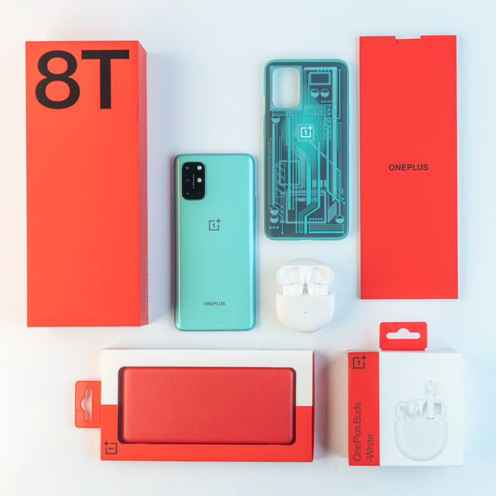 Sau 1 tuần ra mắt trên toàn cầu, OnePlus 8T 5G đã chính thức có mặt tại thị trường Việt Nam. Ở ấn tượng đầu tiên, OnePlus 8T 5G được đựng trong chiếc hộp 'siêu to khổng lồ' có màu đỏ tươi, tạo cảm giác chắc chắn.