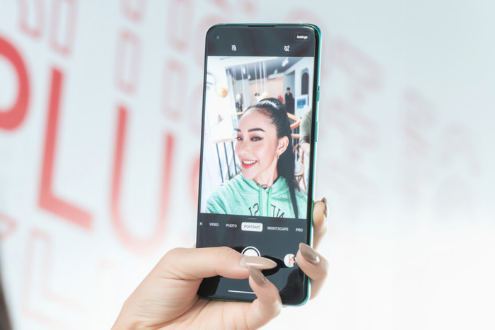 Mặt trước của thiết bị là camera selfie dạng đục lỗ với độ phân giải 16MP. Trải nghiệm thực tế cho thấy, camera của OnePlus 8T 5G cho tốc độ chụp nhanh, giao diện dễ dùng như các thế hệ trước.