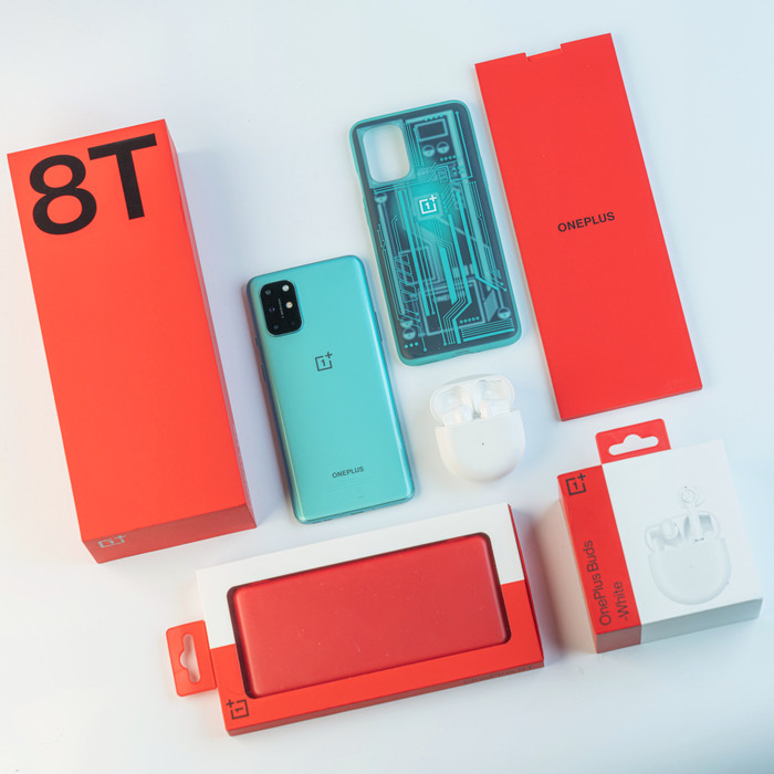 Bên trong hộp đựng OnePlus 8T 5G đi kèm các phụ kiện như củ sạc Warp Charge 65 công suất 65 W, dụng cụ lấy SIM, sticker trang trí, dây cáp USB Type-C và hướng dẫn sử dụng 'tone sur tone' với màu hộp đựng. Với những ai đã đặt trước sẽ đi kèm thêm hai phụ kiện khác là tai nghe OnePlus Buds và ốp lưng Quantum Bumper.