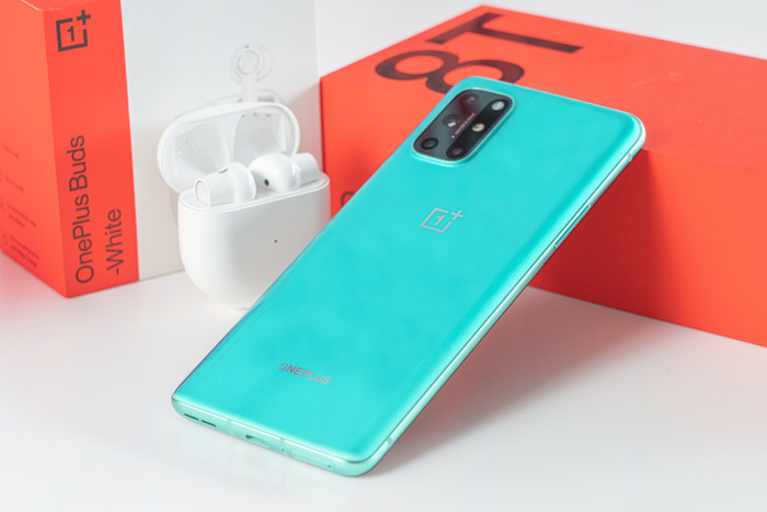 Về hệ thống camera, OnePlus 8T 5G được trang bị 4 camera sau, gồm: camera chính 48MP f/1.7, camera góc siêu rộng 16MP 123 độ f/2.2, camera siêu cận 5MP f/2.4 và camera hỗ trợ chụp chân dung 2MP.