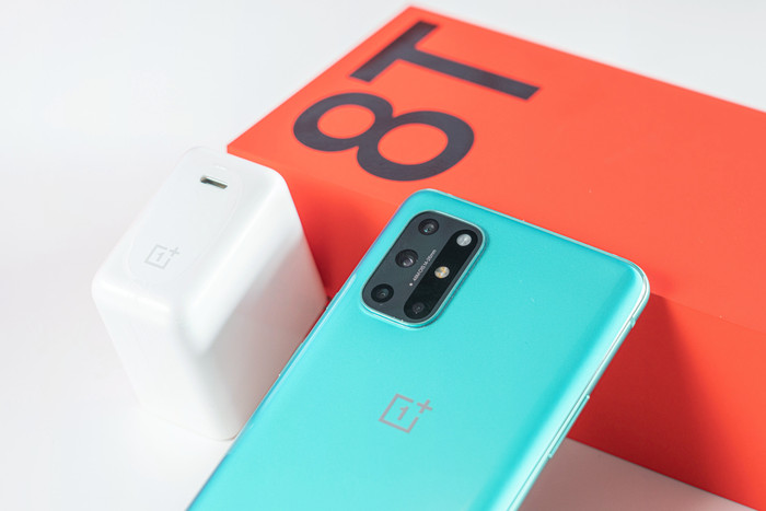 Hệ thống 4 camera trên OnePlus 8T 5G hỗ trợ chế độ 'chụp đêm cải tiến' (NightScape), chụp toàn cảnh, quay video tối ưu và chế độ video khi sử dụng camera chân dung.