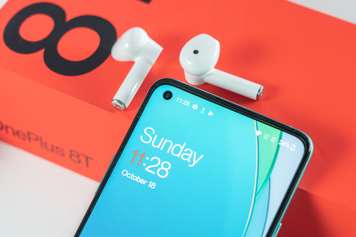 OnePlus 8T 5G có khả năng điều chỉnh độ sáng tự động với 8192 mức khác nhau, đồng thời có độ sáng tối đa 1100 nits.