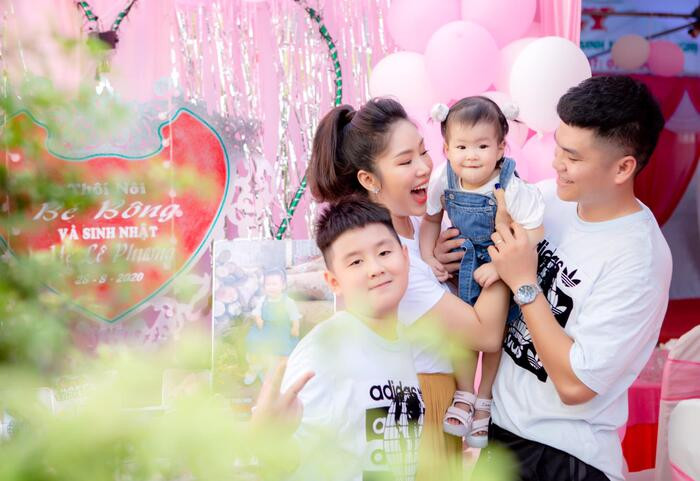 Bên cạnh được yêu quý qua các vai diễn, Lê Phương còn được mọi người ngưỡng mộ bởi có cho mình cuộc sống hôn nhân viên mãn hạnh phúc