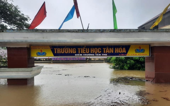 Lũ chồng lũ, nhiều trường học ở miền Trung chìm trong biển nước Ảnh 2