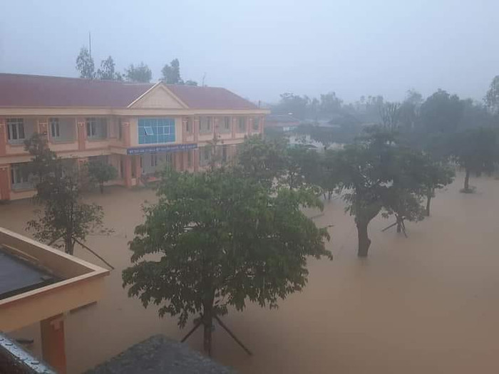 Tại điểm trường THPT Bến Hải (Quảng Trị) vừa bị ngập nước vừa có mưa lớn. Nước mưa khiến tầng 1 của ngôi trường bị nhấn chìm.  Ảnh: Đạt Trần
