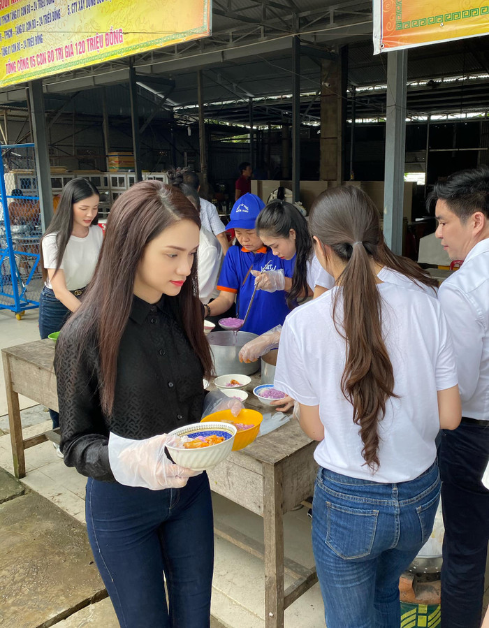 Cô tự tay chuẩn bị bữa ăn cho mọi người nơi đây.