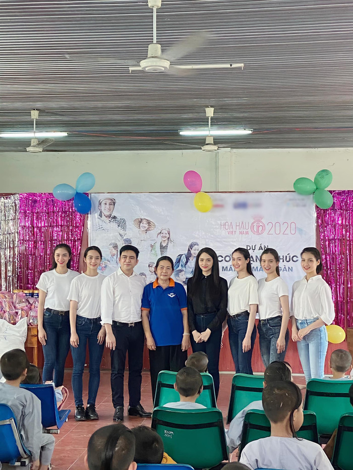 Hương Giang cùng các thí sinh Hoa hậu Việt Nam tại mái ấm.