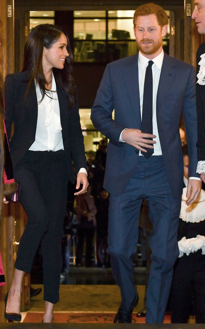 Bộ suit mà nàng Công nương mặc chụp hình vừa qua đã từng được cô mặc vào 2018, khi đó Meghan cùng chồng Harry tham dự một buổi lễ trao giải 