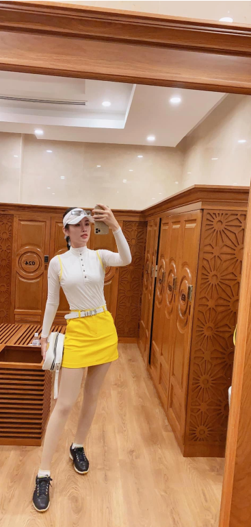 Thanh Trang đích thị là một cô nàng đa sắc màu khi phối trang phục sân golf với nhiều màu sắc và kiểu cách
