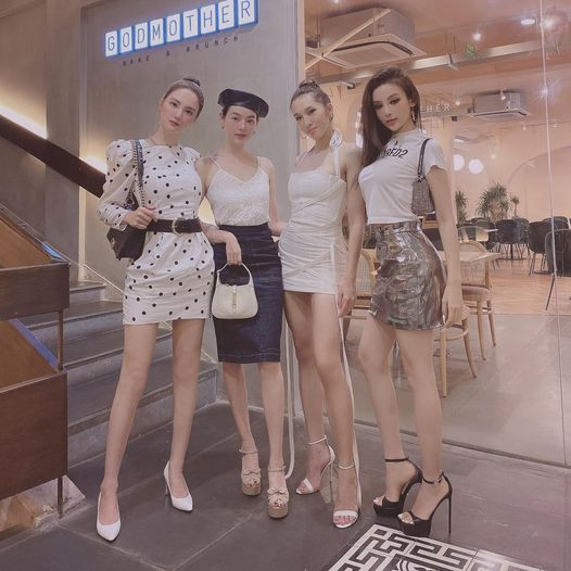 Huyền Baby (bên phải ngoài cùng) đăng ảnh chúc mừng sinh nhật Emily (thứ hai từ phải qua)