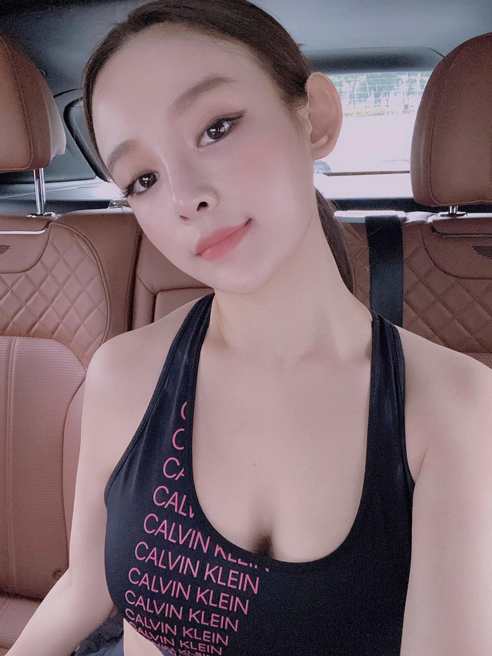 Mặc dù có vòng 1 'lên xuống thất thường' nhưng nhan sắc của bà mẹ hai con Huyền Baby vẫn khiến dân tình trầm trồ