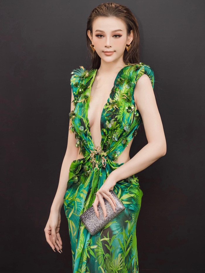 Đôi khi Huyền Baby lại để lộ vòng 1 chảy xệ