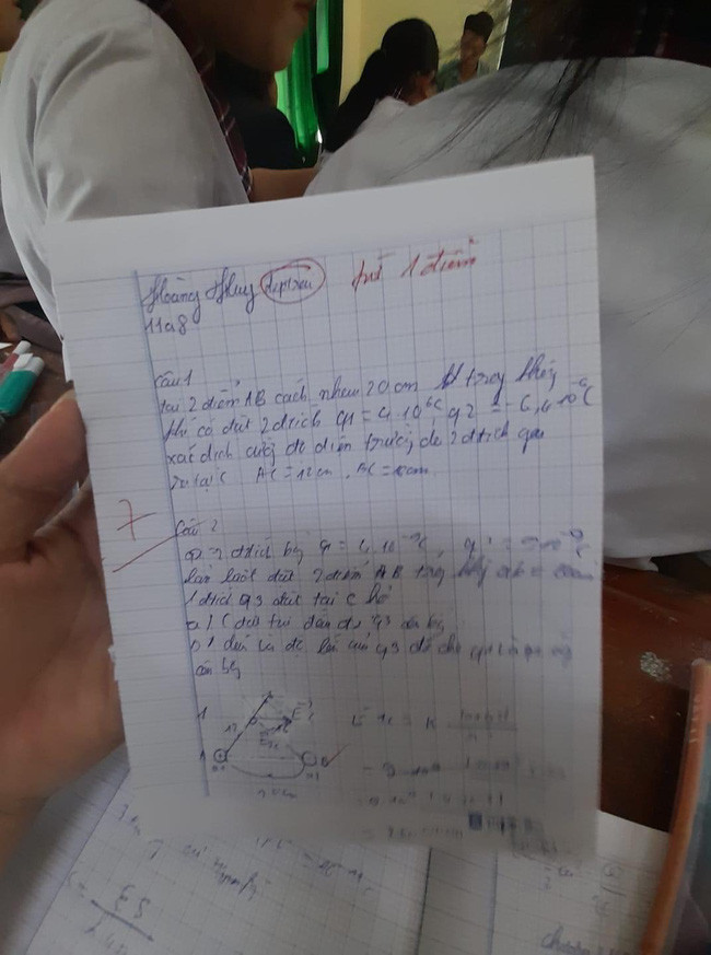 Hoàng Huy 'đẹp trai' bị trừ 1 điểm nhé!. Ảnh: Group Trường Người Ta