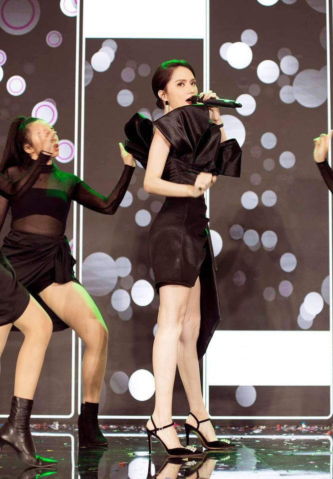 Thân hình nuột nà trong kiểu váy ôm tôn đôi chân dài thẳng tắp của nàng Hậu 